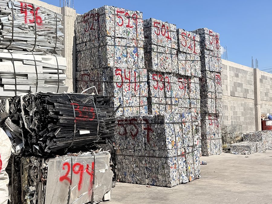 Pacas de aluminio numeradas por lote, estibadas en el patio