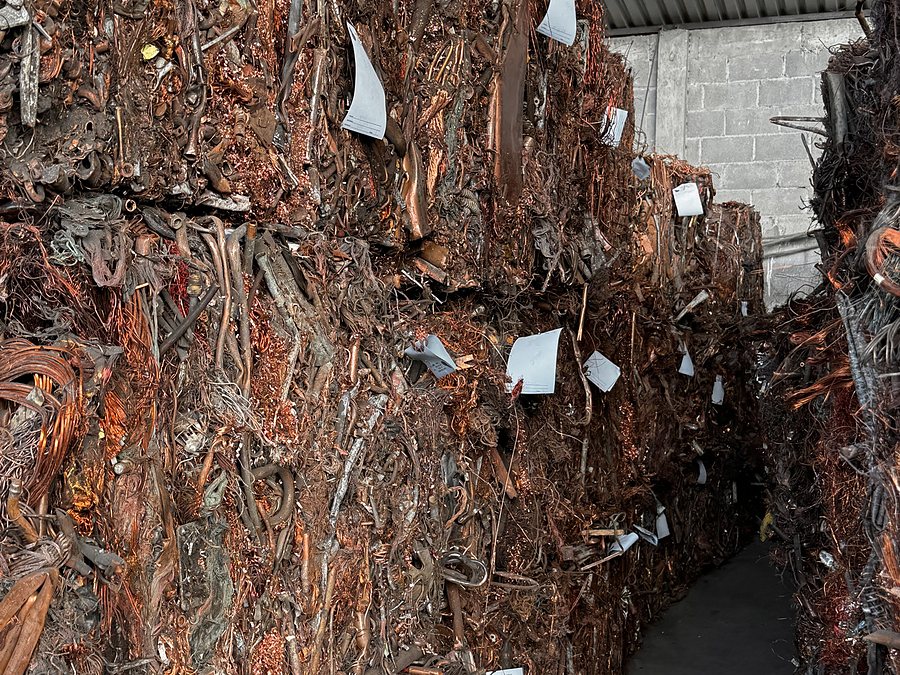 Pacas de cobre identificadas por lote