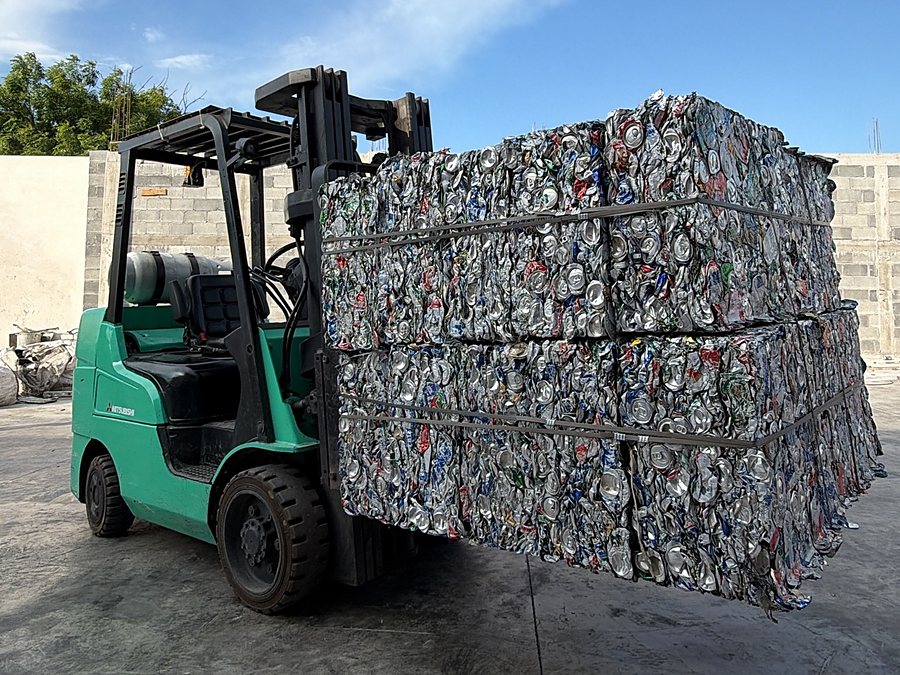 Montacargas moviendo pacas de bote de aluminio compactado
