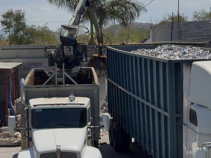 Grúa cargando bote de aluminio en góndola para embarque