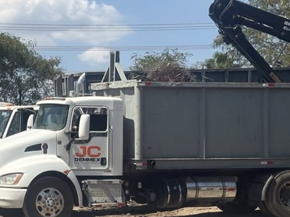 Camión de JC REMMEX con contenedor roll-off