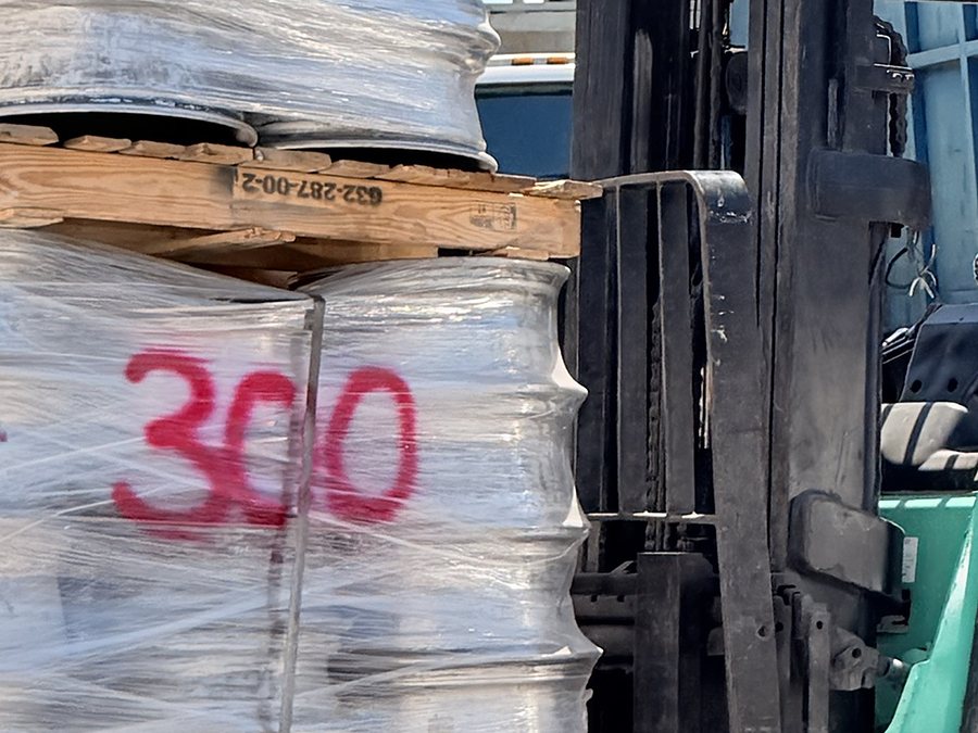 Tarimas de rin de aluminio emplayadas y marcadas por lote